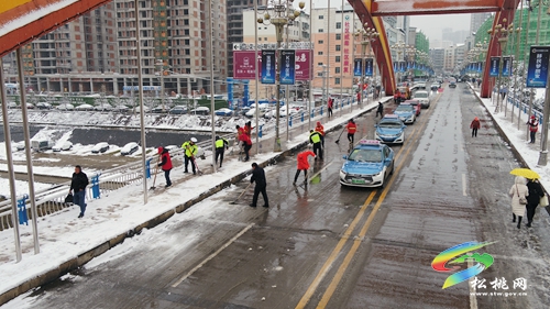 松桃公路管理段開展抗雪凝保暢通志愿服務(wù)活動