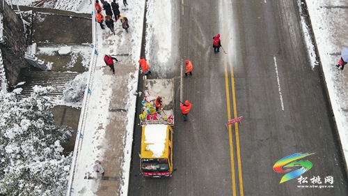 松桃公路管理段開展抗雪凝保暢通志愿服務(wù)活動