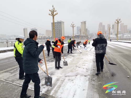 松桃公路建設養(yǎng)護中心赴縣域內開展抗凝保暢工作