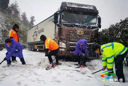 松銅高速：高速大雪阻路　一路三方尖兵護(hù)航