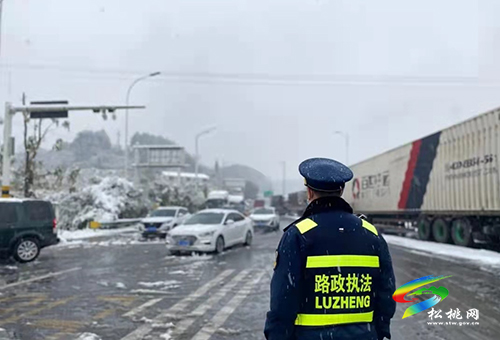 松銅高速：高速大雪阻路　一路三方尖兵護(hù)航