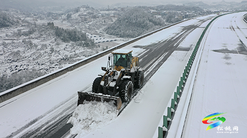松銅高速：高速大雪阻路　一路三方尖兵護(hù)航