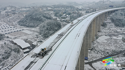 松銅高速：高速大雪阻路　一路三方尖兵護(hù)航