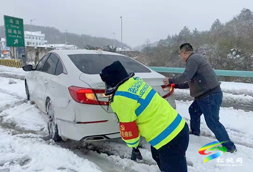 松銅高速：高速大雪阻路　一路三方尖兵護(hù)航