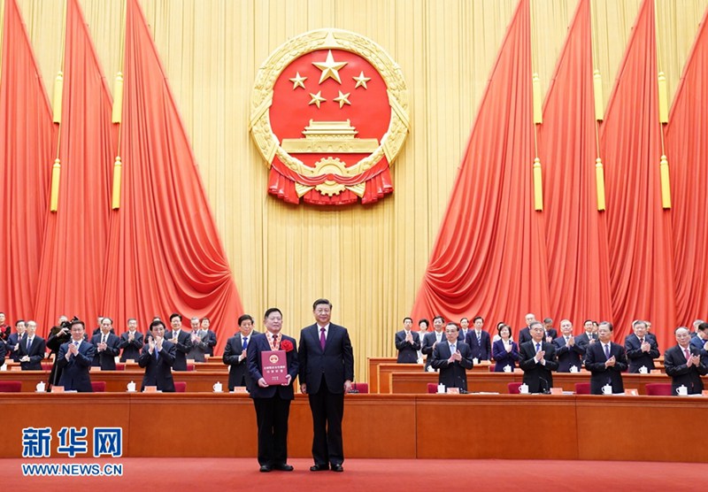 全國(guó)脫貧攻堅(jiān)總結(jié)表彰大會(huì)在京隆重舉行 習(xí)近平向全國(guó)脫貧攻堅(jiān)楷模榮譽(yù)稱號(hào)獲得者等頒獎(jiǎng)并發(fā)表重要講話