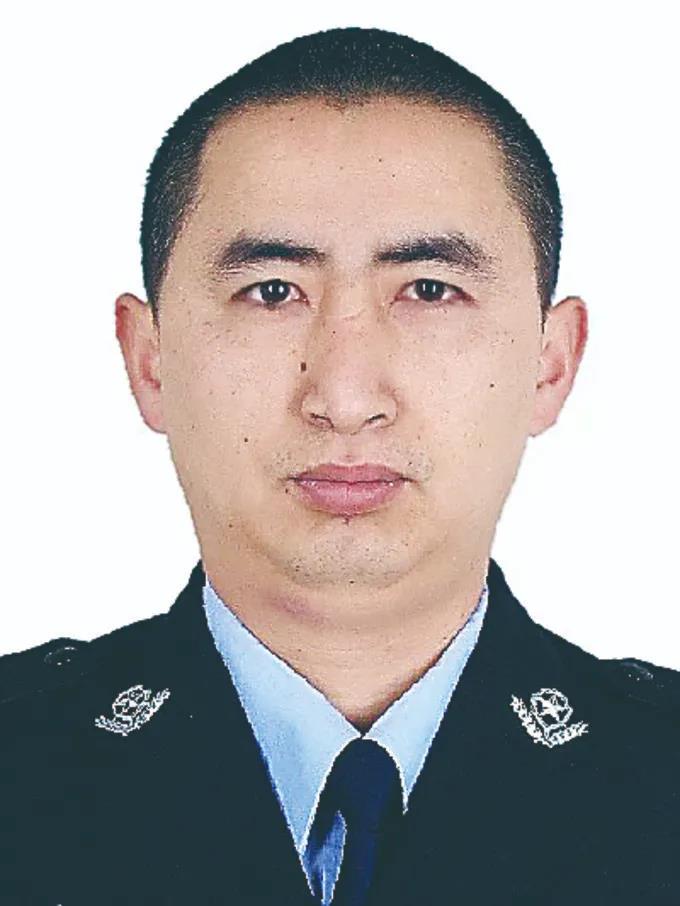 被歹徒刺成重傷，他仍緊緊抓住嫌疑人不放……