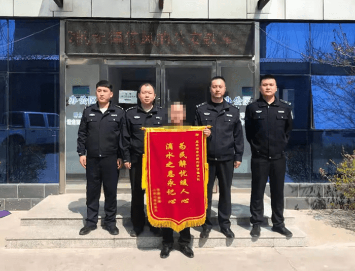 在抓捕現(xiàn)場(chǎng)倒下的他，犧牲前還死死抓住嫌疑人不放……