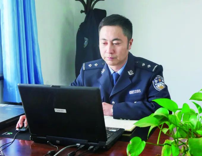在抓捕現(xiàn)場(chǎng)倒下的他，犧牲前還死死抓住嫌疑人不放……