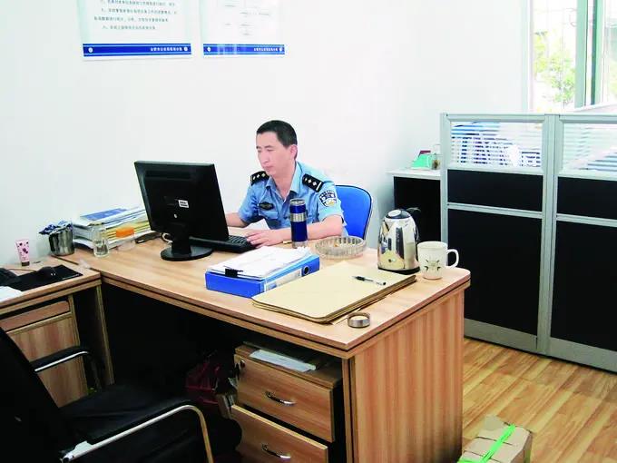 被歹徒刺成重傷，他仍緊緊抓住嫌疑人不放……