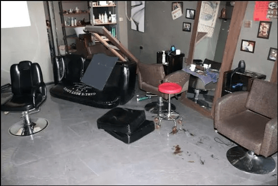 在抓捕現(xiàn)場(chǎng)倒下的他，犧牲前還死死抓住嫌疑人不放……
