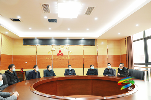 ​龍群躍率縣四家班子元旦前夕走訪慰問駐松銀行業(yè)金融機(jī)構(gòu)