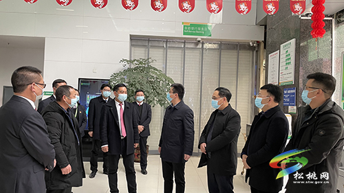 ​龍群躍率縣四家班子元旦前夕走訪慰問駐松銀行業(yè)金融機(jī)構(gòu)