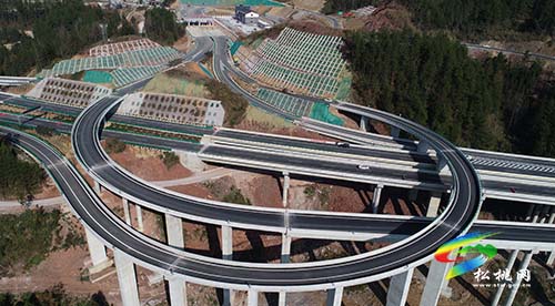 ​沿印松高速建成通車