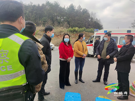 ​田筑玉、廖東梅到沿印松高速公路（松桃段）督導(dǎo)疫情防控工作