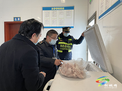 貴州省交通運(yùn)輸綜合行政執(zhí)法六支隊(duì)二大隊(duì)聯(lián)合松桃市場監(jiān)督管理局開展高速服務(wù)區(qū)食品安全及疫情防控專項(xiàng)檢查