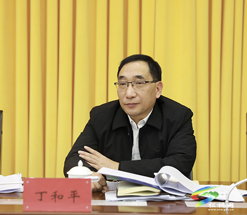 中共松桃苗族自治縣第十四屆委員會2022年第2次常委會議召開