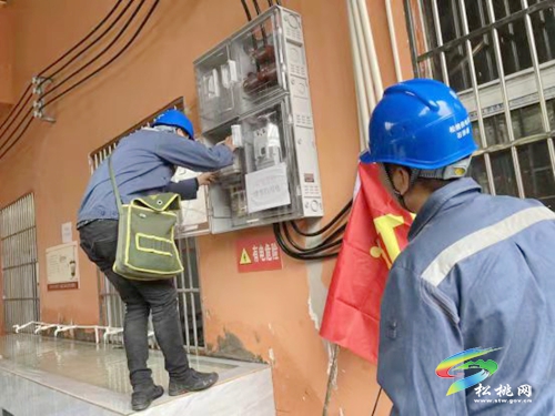 松桃供電局：“雙心”服務助農(nóng)村電商年貨俏