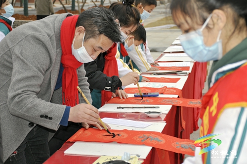 【銅仁市新時(shí)代文明實(shí)踐志愿服務(wù)】“文化進(jìn)萬(wàn)家·鄉(xiāng)園書畫室”送春聯(lián)活動(dòng)走進(jìn)松桃