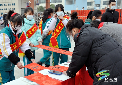 【銅仁市新時(shí)代文明實(shí)踐志愿服務(wù)】“文化進(jìn)萬(wàn)家·鄉(xiāng)園書畫室”送春聯(lián)活動(dòng)走進(jìn)松桃
