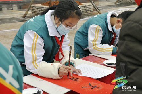 【銅仁市新時(shí)代文明實(shí)踐志愿服務(wù)】“文化進(jìn)萬(wàn)家·鄉(xiāng)園書畫室”送春聯(lián)活動(dòng)走進(jìn)松桃