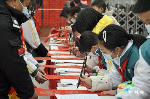 【銅仁市新時(shí)代文明實(shí)踐志愿服務(wù)】“文化進(jìn)萬(wàn)家·鄉(xiāng)園書畫室”送春聯(lián)活動(dòng)走進(jìn)松桃