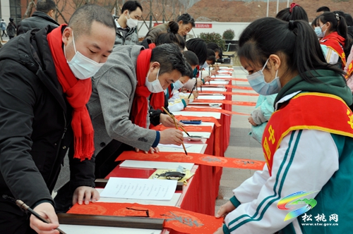 【銅仁市新時(shí)代文明實(shí)踐志愿服務(wù)】“文化進(jìn)萬(wàn)家·鄉(xiāng)園書畫室”送春聯(lián)活動(dòng)走進(jìn)松桃