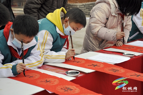【銅仁市新時(shí)代文明實(shí)踐志愿服務(wù)】“文化進(jìn)萬(wàn)家·鄉(xiāng)園書畫室”送春聯(lián)活動(dòng)走進(jìn)松桃