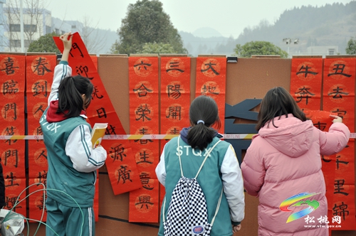 【銅仁市新時(shí)代文明實(shí)踐志愿服務(wù)】“文化進(jìn)萬(wàn)家·鄉(xiāng)園書畫室”送春聯(lián)活動(dòng)走進(jìn)松桃