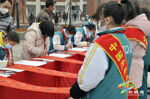 【銅仁市新時(shí)代文明實(shí)踐志愿服務(wù)】“文化進(jìn)萬(wàn)家·鄉(xiāng)園書畫室”送春聯(lián)活動(dòng)走進(jìn)松桃