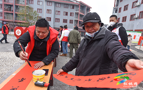 松桃:喜迎新年送春聯(lián) 志愿服務暖民心