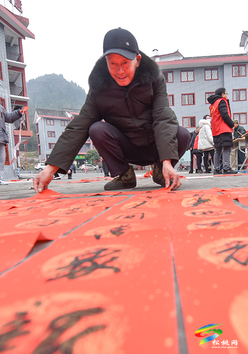 松桃:喜迎新年送春聯(lián) 志愿服務暖民心