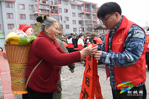 松桃:喜迎新年送春聯(lián) 志愿服務暖民心
