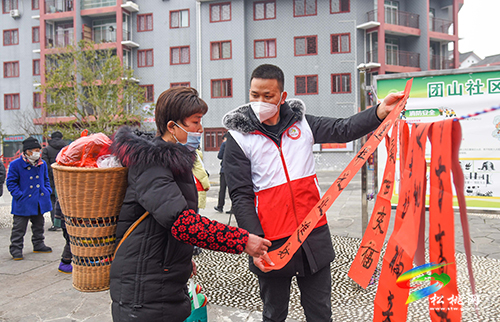 松桃:喜迎新年送春聯(lián) 志愿服務暖民心