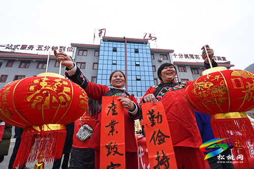 松桃:喜迎新年送春聯(lián) 志愿服務暖民心