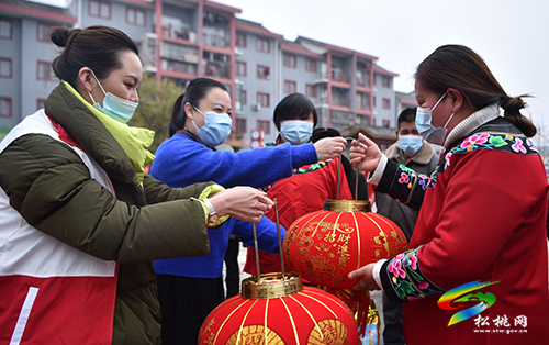 松桃“尚善苗鄉(xiāng)情暖佳節(jié)”志愿服務活動走進團山社區(qū)