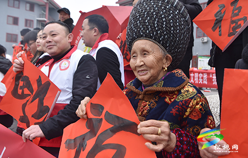 松桃“尚善苗鄉(xiāng)情暖佳節(jié)”志愿服務活動走進團山社區(qū)