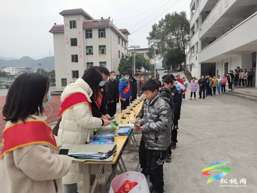 松桃禁毒辦到寨英鎮(zhèn)開展禁毒宣傳進校園活動