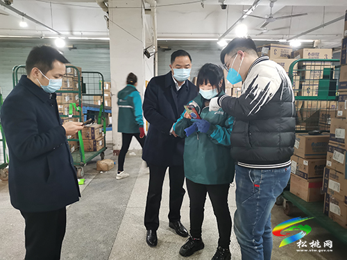 楊秀強到高速北站、汽車北客運站、郵政集團(tuán)公司、平頭鎮(zhèn)督導(dǎo)物流包裹和春運新冠肺炎疫情防控工作