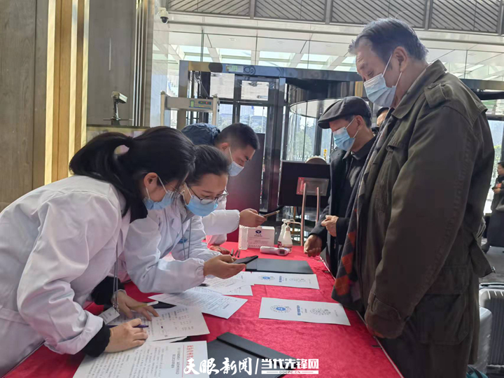 【省“兩會(huì)”報(bào)道】出席省政協(xié)十二屆五次會(huì)議的省政協(xié)委員陸續(xù)報(bào)到
