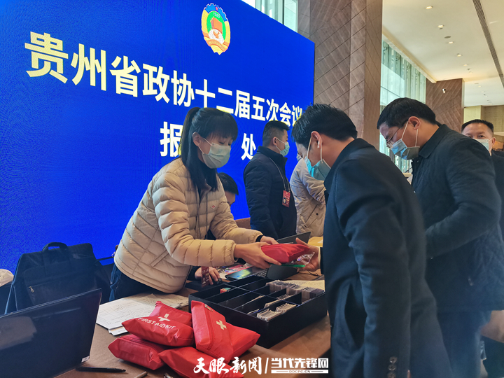 【省“兩會(huì)”報(bào)道】出席省政協(xié)十二屆五次會(huì)議的省政協(xié)委員陸續(xù)報(bào)到