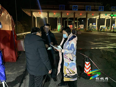 ​田筑玉到大興街道、苗王城出口服務(wù)點(diǎn)（大興）調(diào)度疫情防控工作