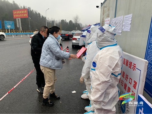 松桃為疫情防控志愿者頒發(fā)榮譽證書