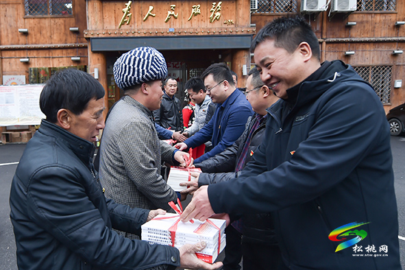 ​松桃金瑞錳業(yè)黨支部、盤石鎮(zhèn)響水洞村黨支部開展支部聯(lián)建活動
