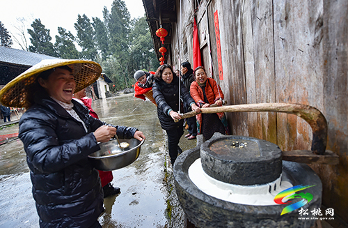 ​【新春走基層】松桃：跳茶燈  烹美食  熱熱鬧鬧過小年
