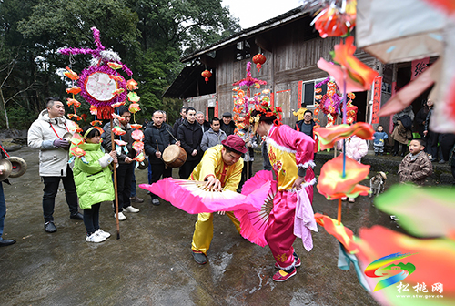 ​【新春走基層】松桃：跳茶燈  烹美食  熱熱鬧鬧過小年
