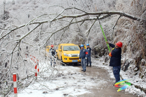 松桃：應對低溫雪凝天氣 線路融冰保供電