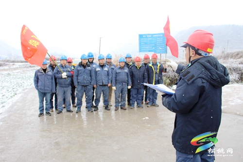 松桃：應對低溫雪凝天氣 線路融冰保供電