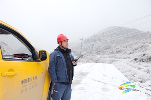 松桃：應對低溫雪凝天氣 線路融冰保供電
