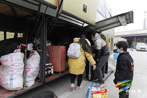 【新春走基層】松桃：脫貧勞動(dòng)力返崗就業(yè)免費(fèi)乘車