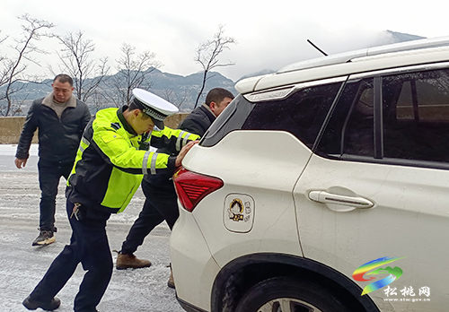 車輛被困，松桃交警協(xié)力推車助司機脫困